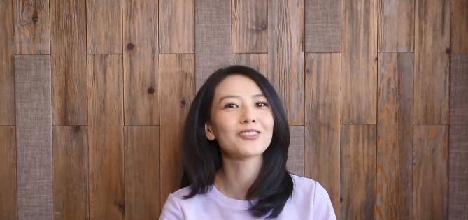 原创高圆圆与好友聚会产后颜值状态飙升瞪眼卖萌少女感满满