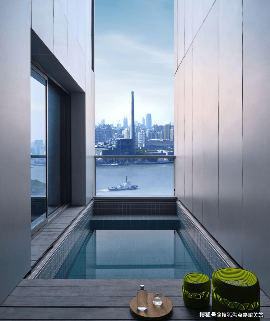 同时利用中间套双层挑高,打造上海滨江首个空中泳池户型,泳池的水面