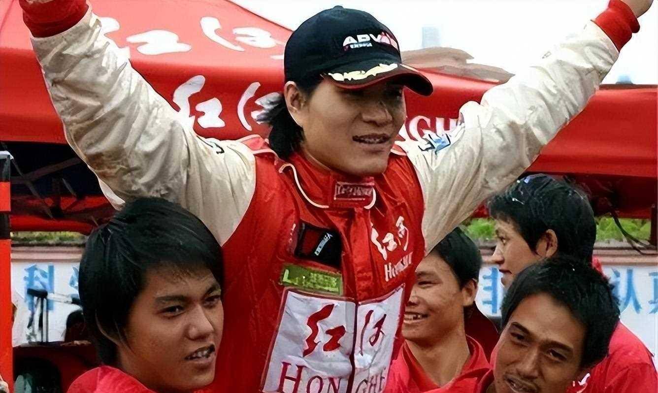 32岁飞车王徐浪追悼会伤因令人心酸女子身怀六甲哭成泪