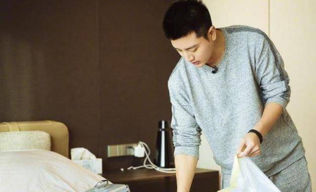 风波后的贾乃亮日子过得很滋润新居舒适看来他真的是过得很好