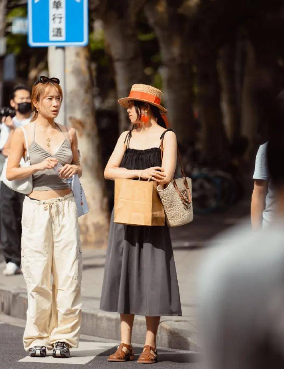 被成都街拍惊艳了!满大街"低胸装,低腰裤",个个都性感又高级