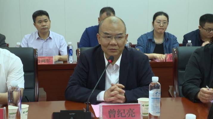 (▲洞口县卫健局党委书记,局长胡志群在恳谈会上讲话)(▲邵阳市中心