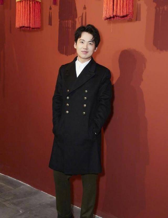 郭麒麟穿白衬衫配西裤亮相穿衣太有品位了看着又帅了不少