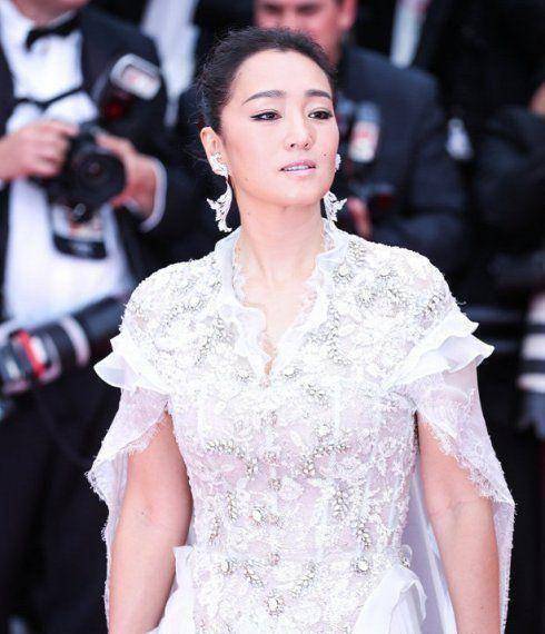 巩俐领衔中国女星征战戛纳红毯,却遭周杰伦和网红抢了风头_李宇春_穿