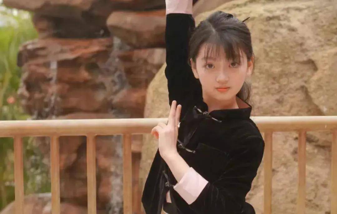 12岁阿拉蕾近照长成亭亭玉立的大姑娘了还是很漂亮气质超好