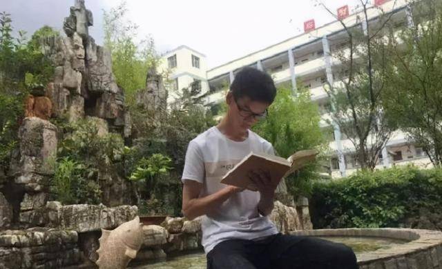 原创            高考状元713分，被清华录取，收通知书时正在工地搬砖挣学费-2021年高考状元清华