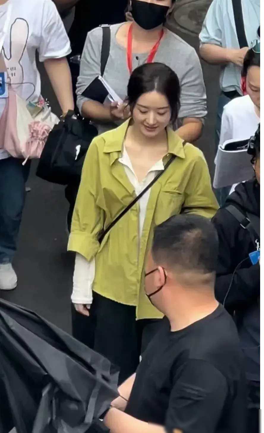 赵丽颖重庆拍戏引发巨大轰动,千万粉丝疯狂追捧!_明星_互动_方式