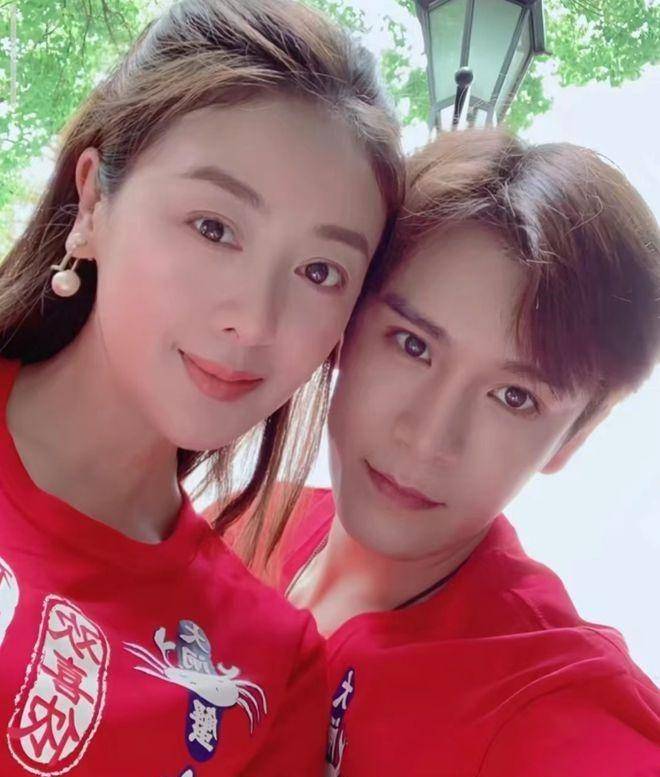 原创小李琳晒全家福为经超庆生老夫老妻喝交杯酒当众拥吻甜齁了