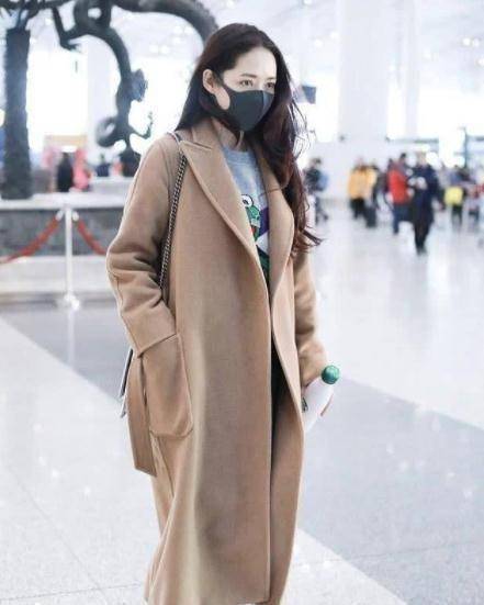 郭碧婷穿印花礼服亮相越来越有豪门辣妈范了既时髦又好看