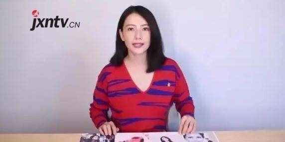 高圆圆产后上镜略有变化玫红色上衣很显白清纯气质没有变