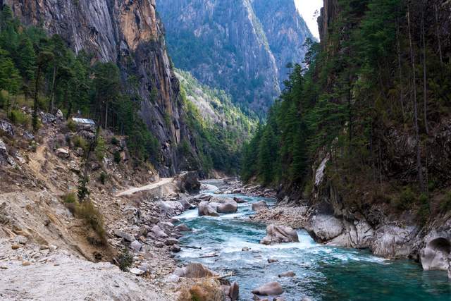 尼屋到八盖地图上没有的路藏在深山里的易贡大峡谷