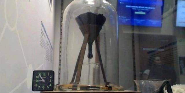 原创沥青滴漏实验快100年了熬死两位教授预计下一滴将在2027年