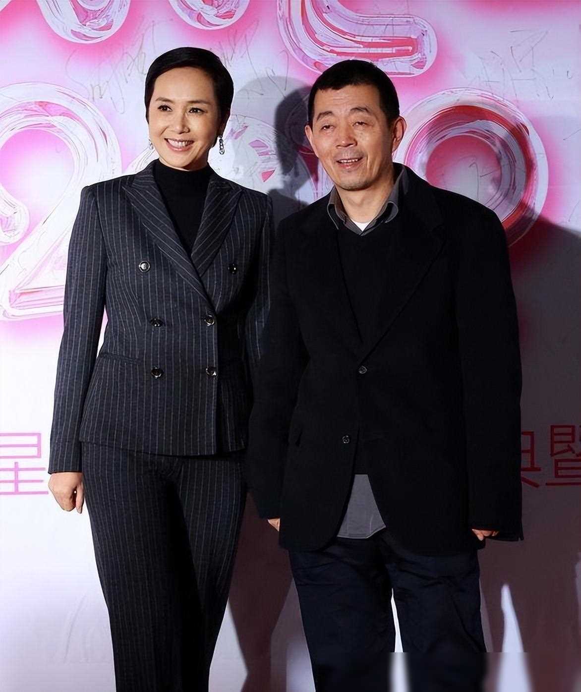 蒋雯丽晒全家游顾长卫老态尽显56岁蒋雯丽依旧美艳动人