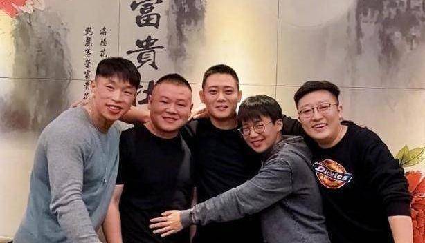 郭麒麟晒德云社小合照岳云鹏删掉第一张我们还是兄弟