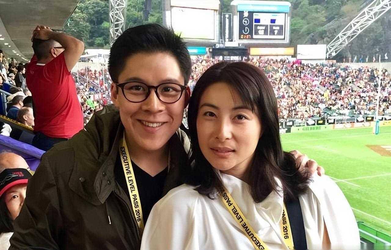 霍启刚携儿子看球赛坐vip座11岁霍中曦五官像爷爷有富贵