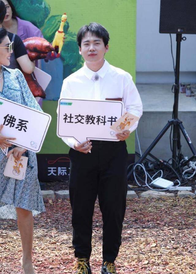 郭麒麟穿白衬衫配西裤亮相穿衣太有品位了看着又帅了不少