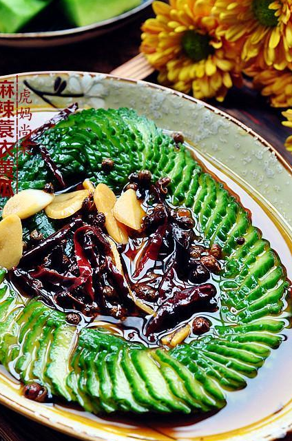 不用垫筷子,也能切出薄又整条的蓑衣黄瓜,清脆爽口入味快