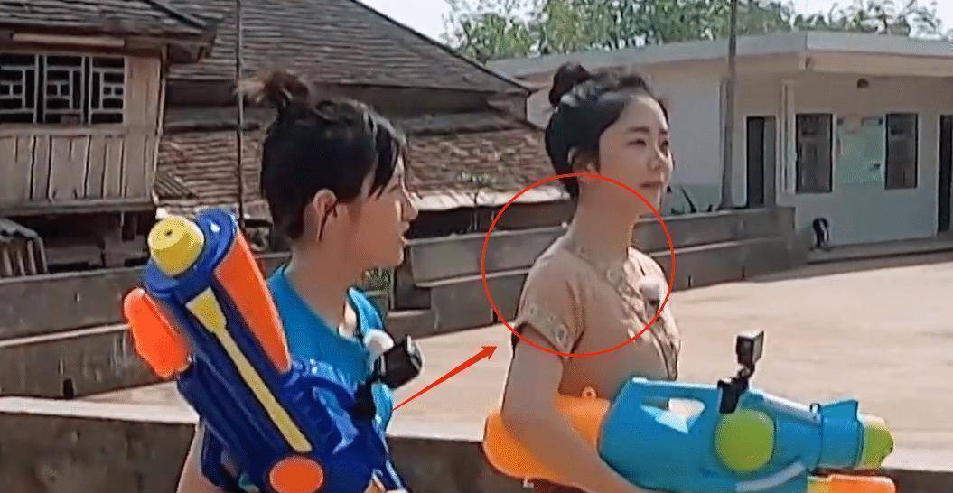 原创同样是穿民族服谭松韵和张子枫并排走谁的气质更佳很显然