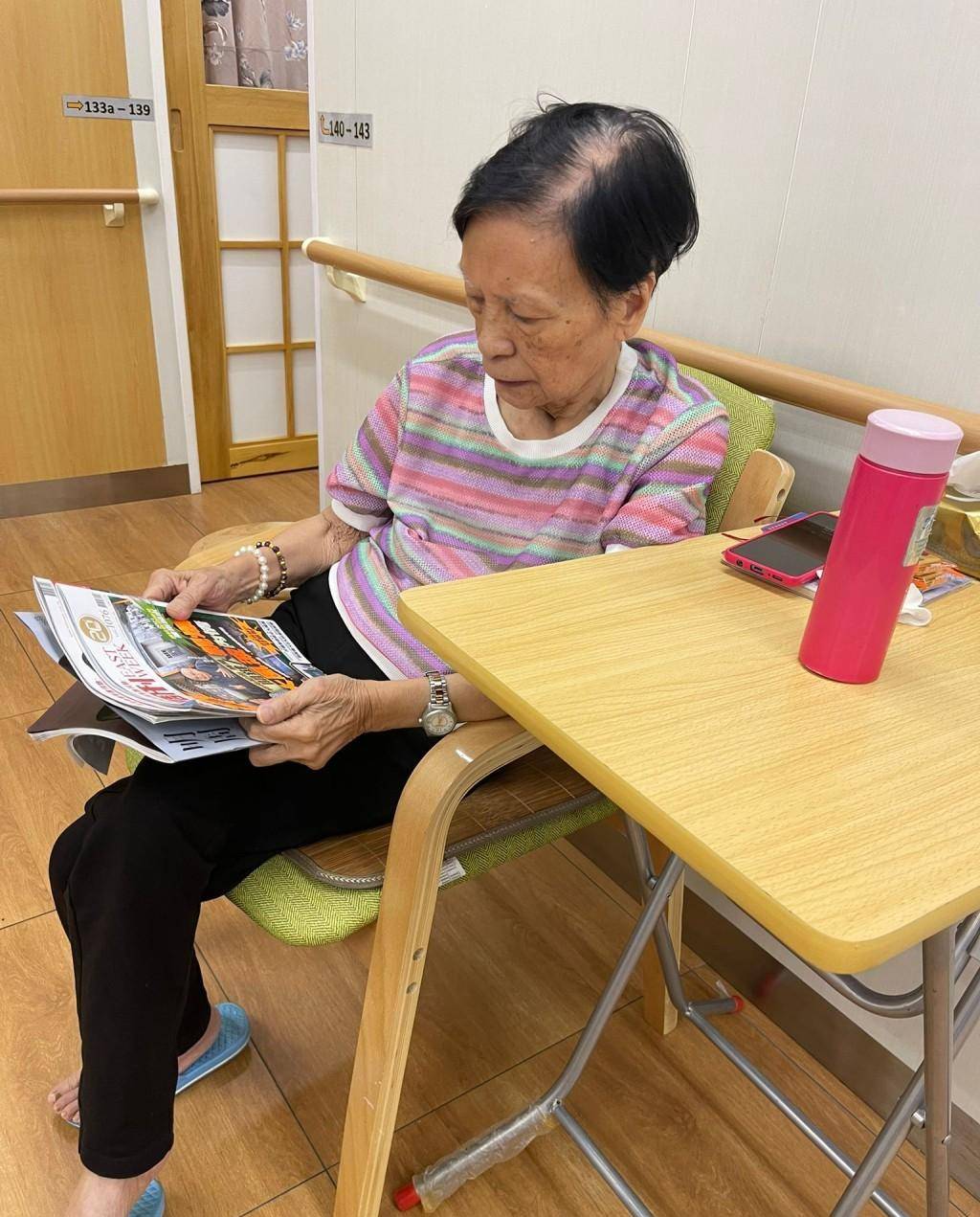 度日如年靠打电话缓解苦闷孤独_生活_朋友_余慕莲