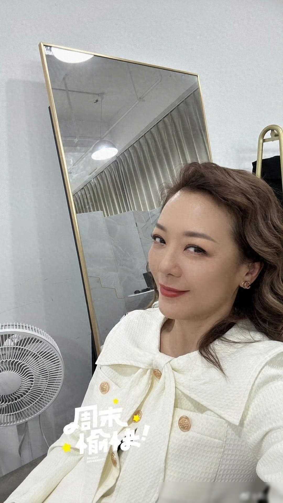 原创新恋情港星郭少芸与鲜肉互动甜蜜亲密搂腰护花