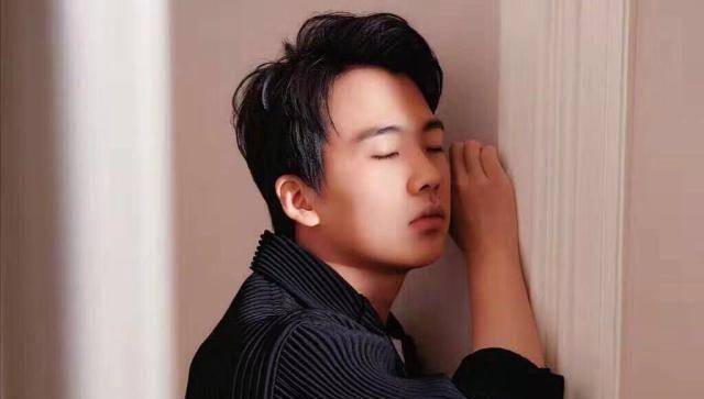 原创郭麒麟开豪车上热搜郭德纲儿子终于有了富二代的排面