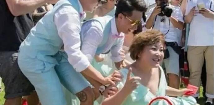 同时,还有网友指出,当年柳岩参加《跑男》时,邓超,陈赫等人曾嘲笑她的