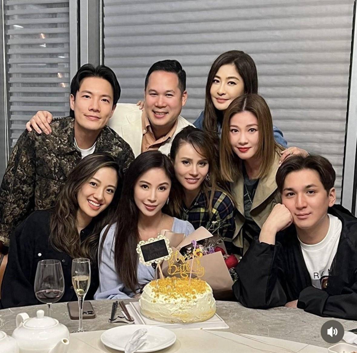 合照中坐在前排中间的是何倍倩,名媛蔡一凤在她的左边,与她脸贴着脸.