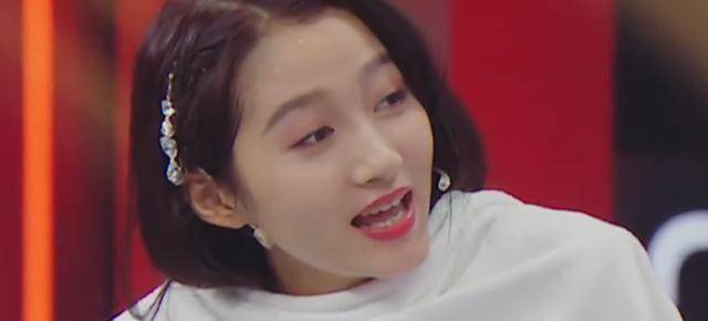 关晓彤被泼水来不及捂脸看清卸了妆的模样才懂鹿晗的审美