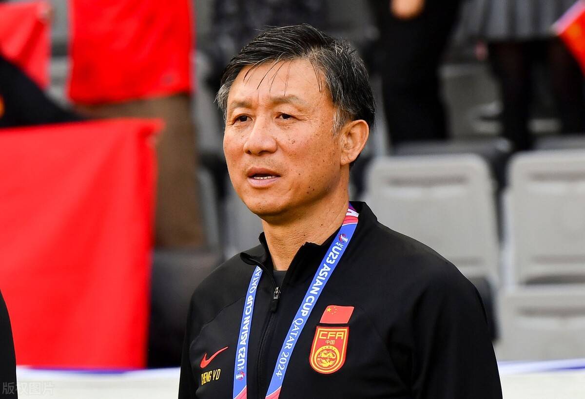 破案了!国奥门将客串前锋原因找到,成耀东封神,双门将战术鬼才