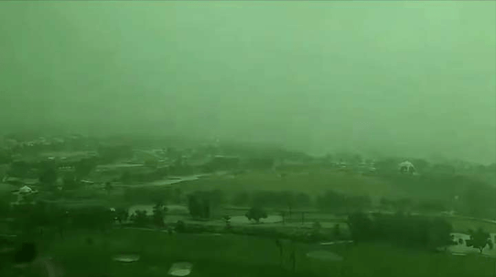 迪拜惊现绿色天空，一天时间下了一年的雨！机场成湖泊沙漠变泽国