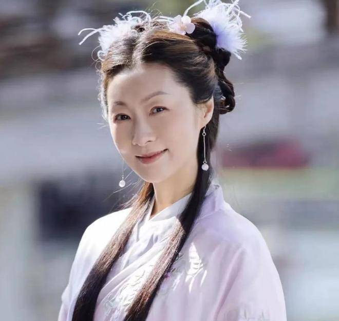 "怀玉公主"也来带货!穿廉价服装卖19元草帽,与孙耀威殊途同归