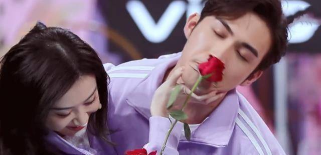 和景甜一起走指压板的时候张彬彬难掩小心思网友在一起