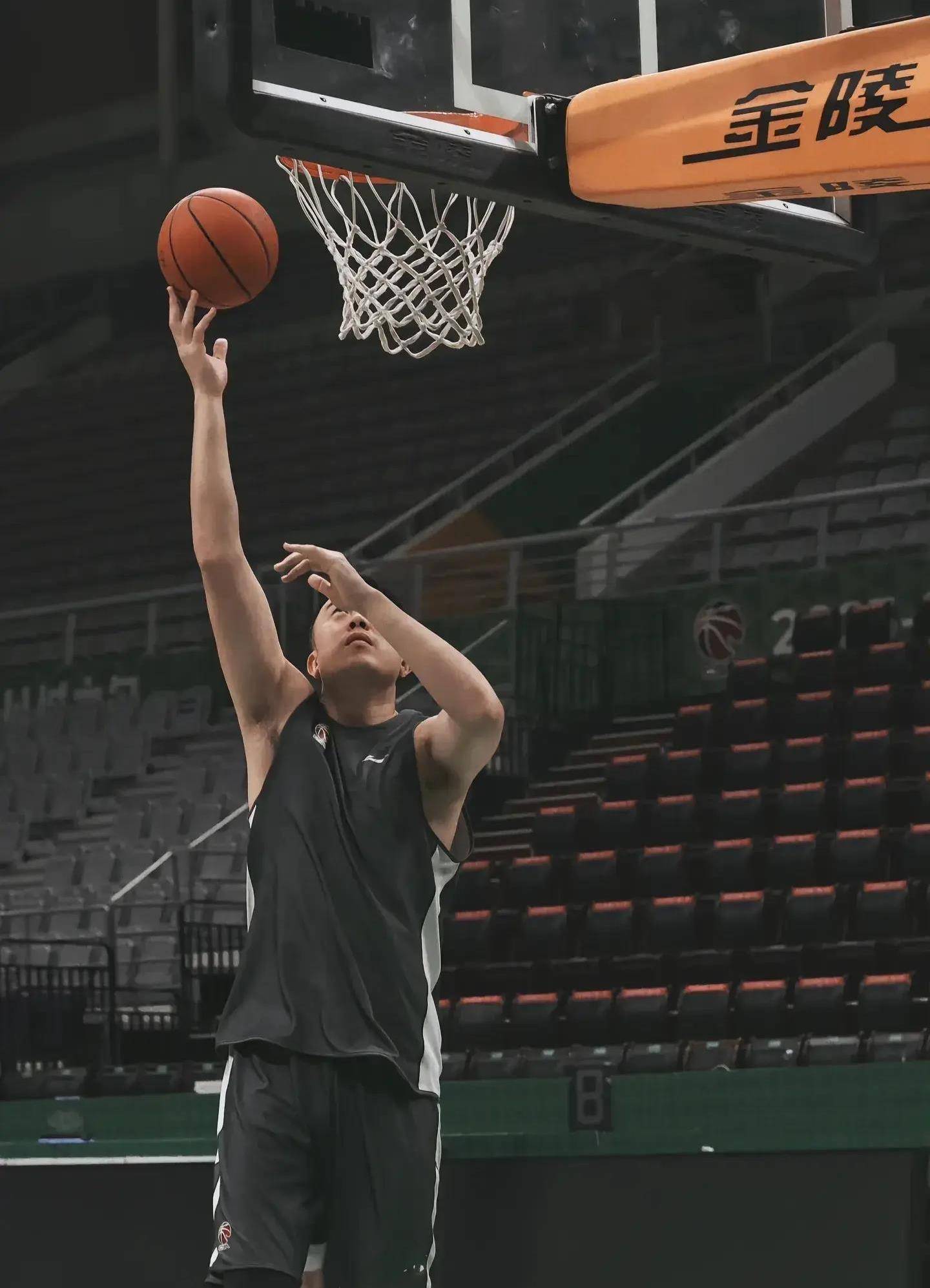 原创廖篮释放训练动态杨明专注于培养新人三个细节透露了太多信息