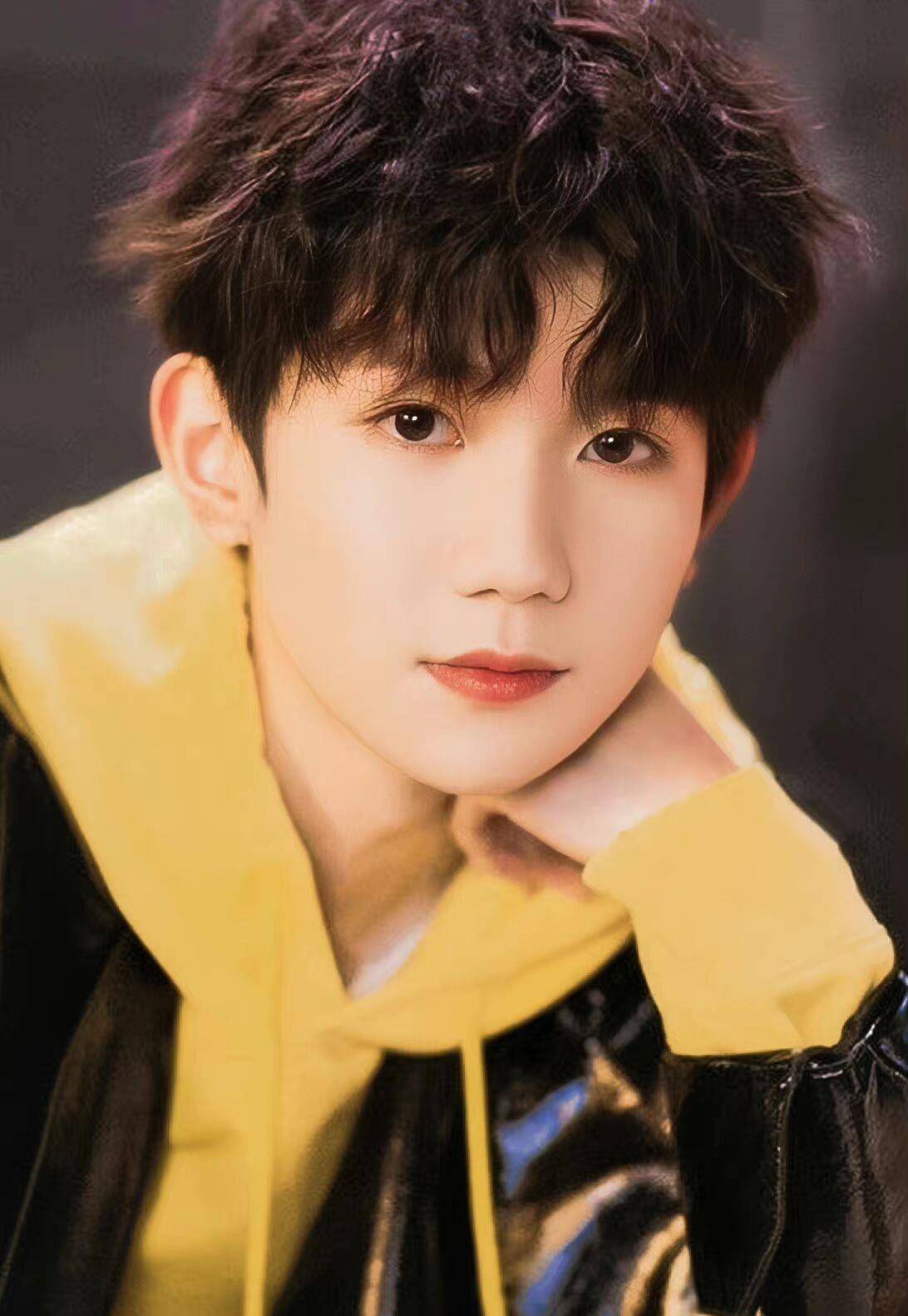 王源大量童年照显露肥仔事实,从小就多才多艺参加汇演,超级可爱