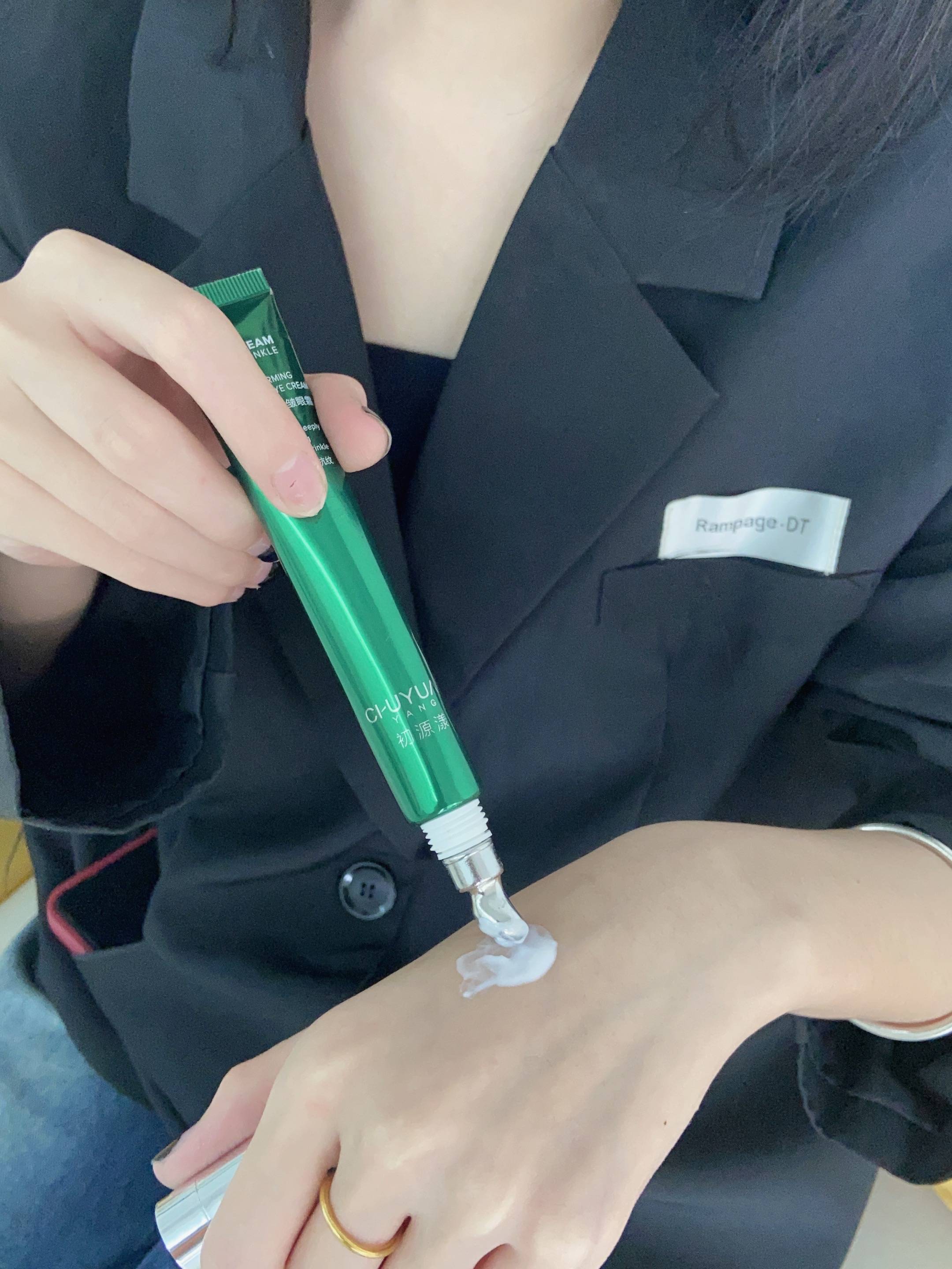 灯泡了,轻松ko眼部暗沉,提亮眼部顺带的事儿,养成星星眼也是手拿把掐