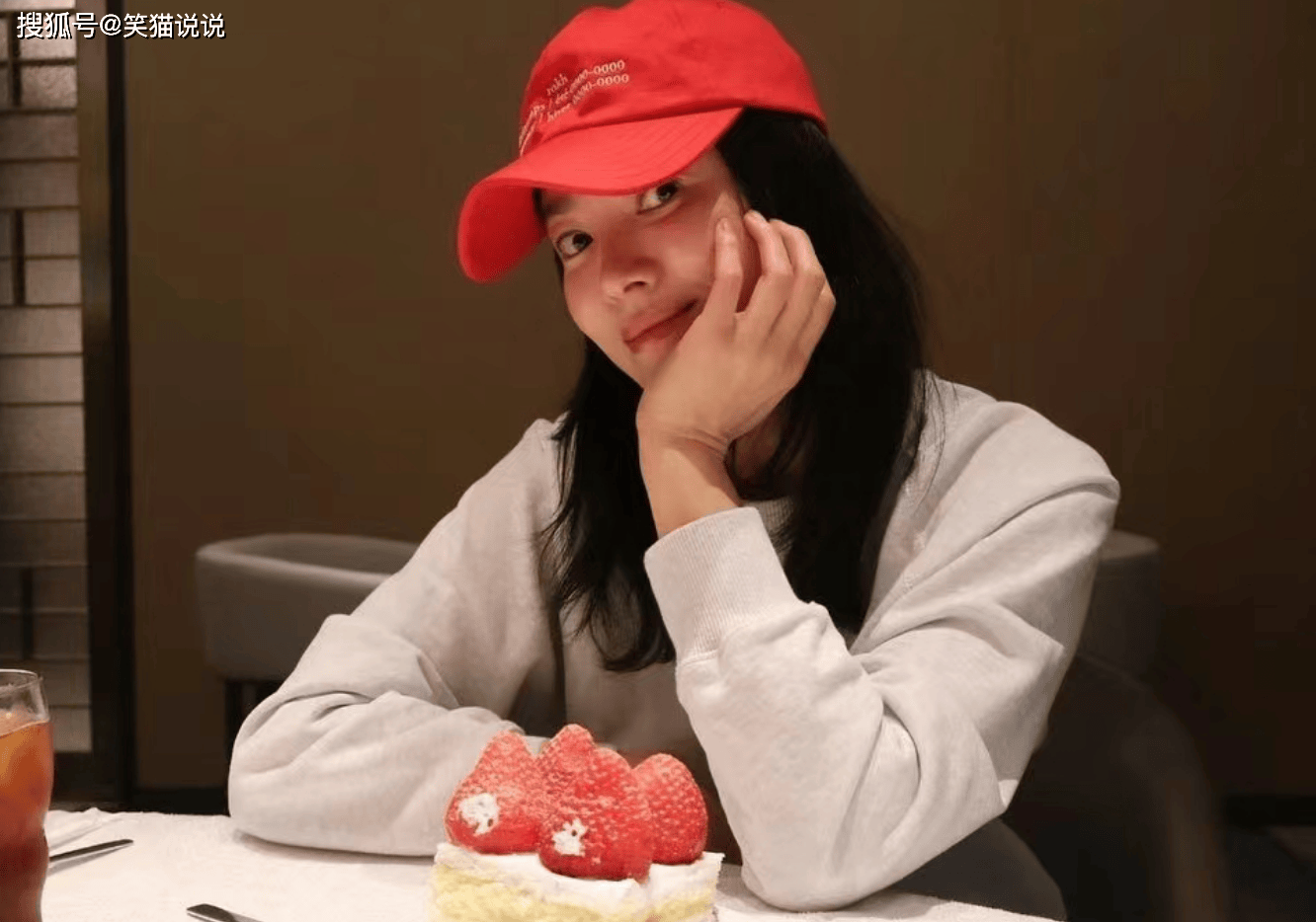 原创宋慧乔晒最新照片白衣红帽显俏皮单手托腮笑容甜美