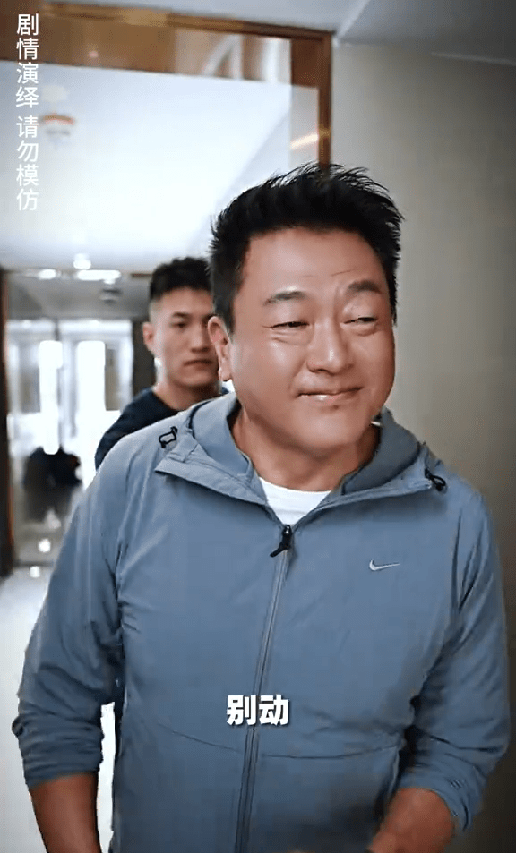 56岁魏骏杰复胖后练臀腿!动几下便面目狰狞痛苦翻白眼,肚腩瞩目
