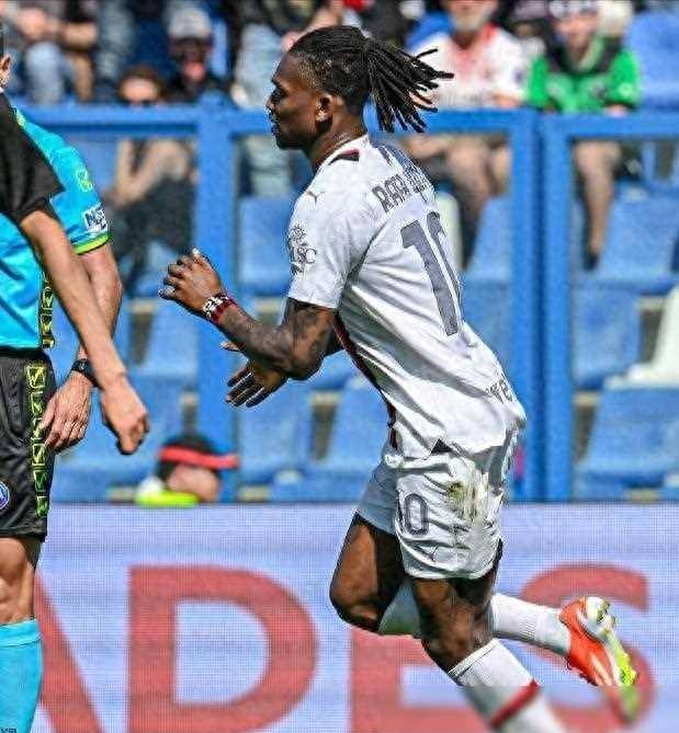 ac米兰遭萨索洛逆袭不败神话终结红黑军团遭遇严峻考验