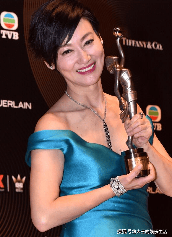 64岁惠英红:不婚不育,穿着婚纱,苦等初恋52年