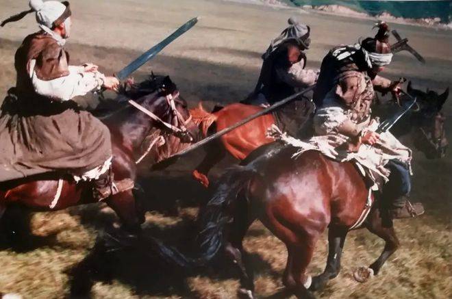 剧,而是在探索人性和历史真相的过程中引发观众对于中国历史的深思