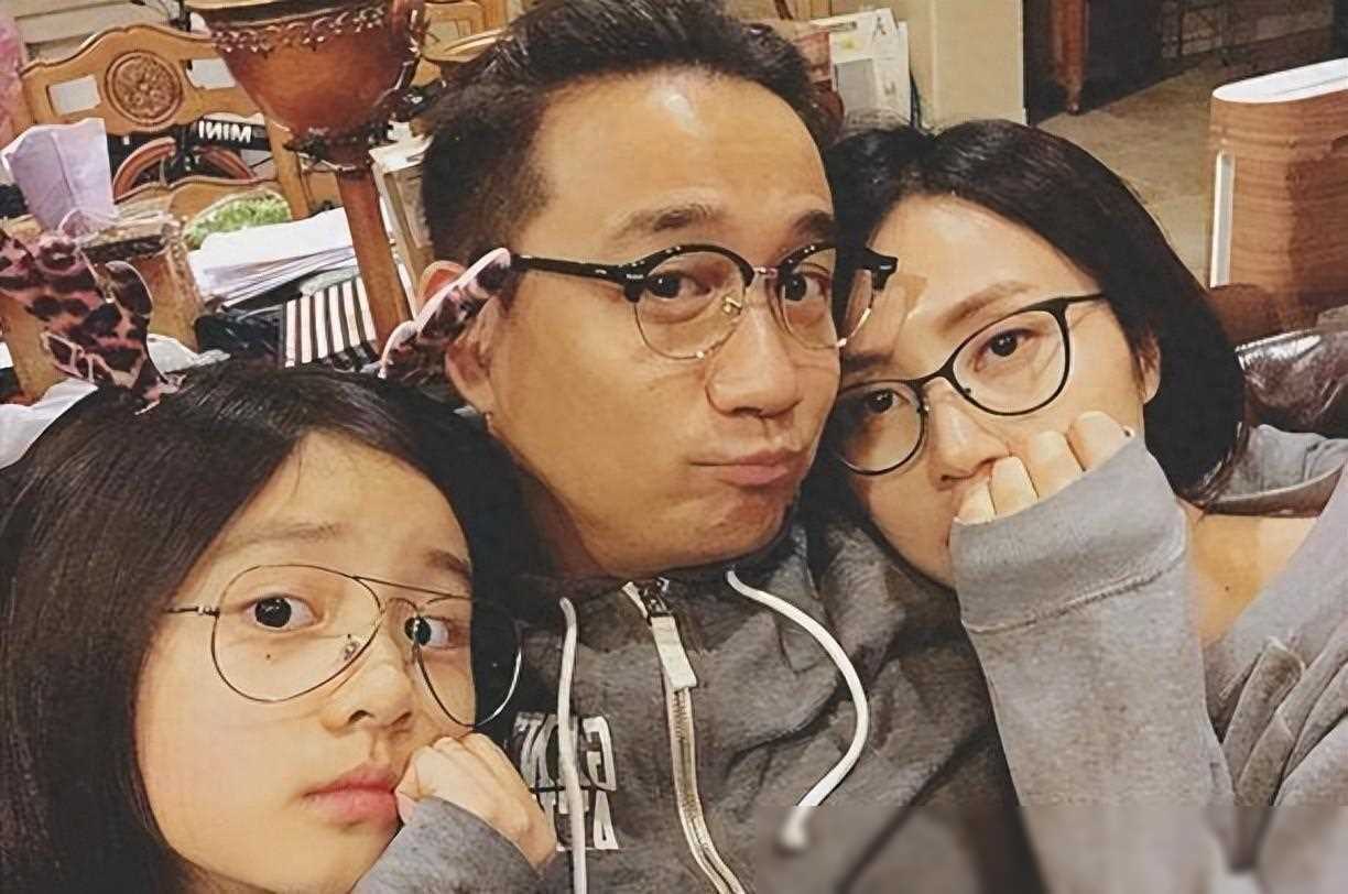 黄磊一家五口飞机上被偶遇,黄磊被指架子大,网友:一直如此