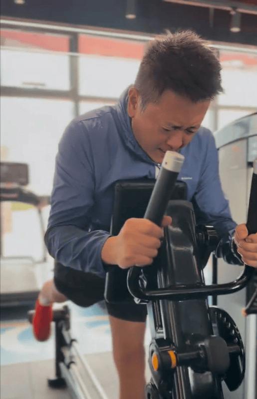 原创56岁魏骏杰复胖后练臀腿动几下便面目狰狞痛苦翻白眼肚腩瞩目