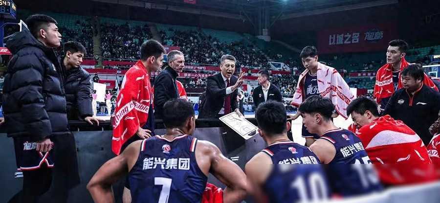 郭士强14分大胜怒吼庆祝!广州队横扫青岛连续两年晋级