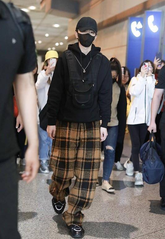 原创蔡徐坤的舞台和私服穿搭反差很大格子裤配工装马甲超有型