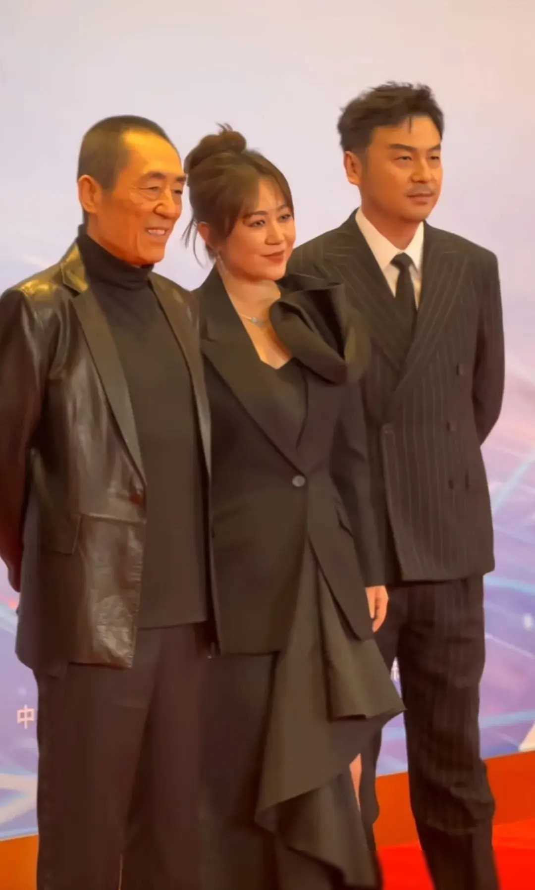 晚会上陈红妆太浓,蒋勤勤站位靠后,张小斐略显尴尬_活动_电影_张艺谋