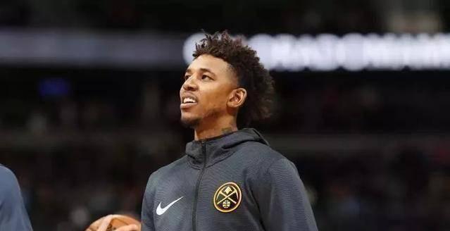 过分了啊!才打四场球就被裁掉了!底薪回勇士报复世界吧!