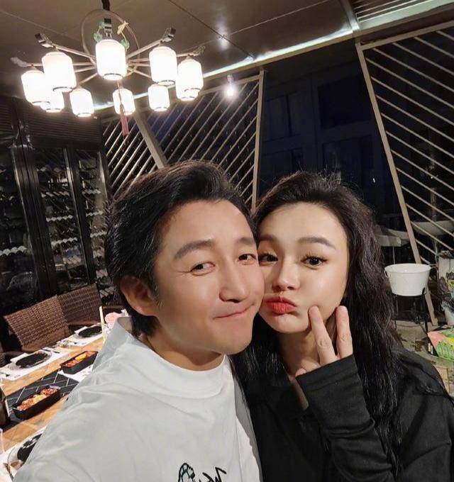 原创邹市明冉莹颖红毯秀恩爱冉莹颖黄发大脸似大头娃上围缩水严重