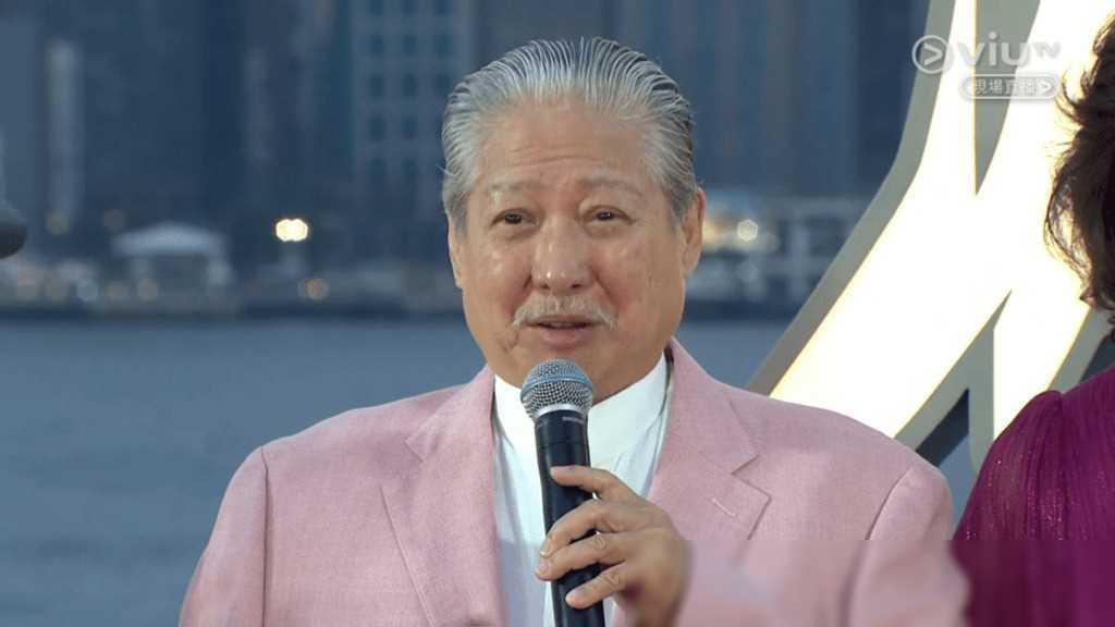 72岁洪金宝穿粉红西装亮相金像奖红毯,神采奕奕引关注