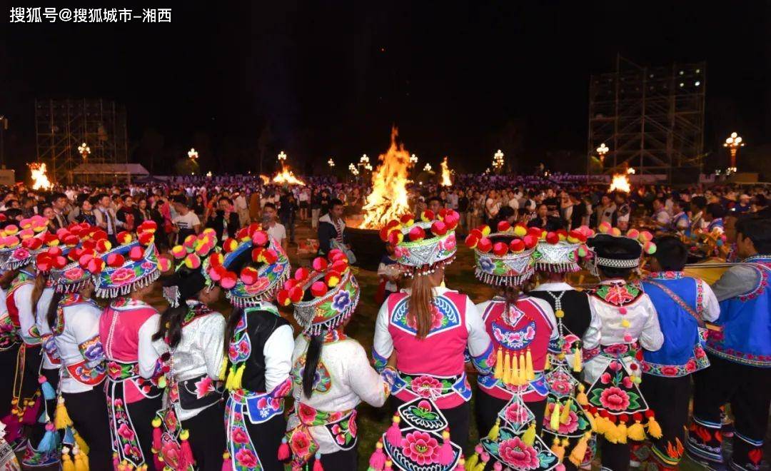 8月10日来云南楚雄与梁静茹张韶涵沙宝亮欢度彝族火把节