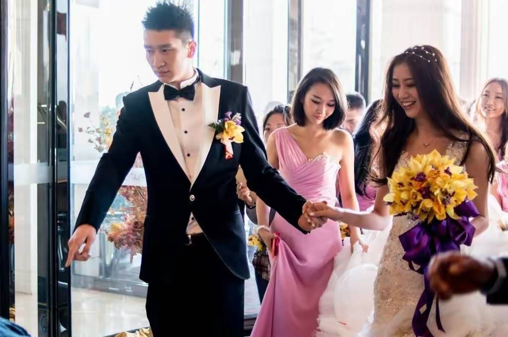 原创cba名宿孙悦妻子晒照背后刺青很显眼各自开启新生活很潇洒